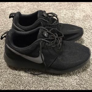All black Nike Roshes